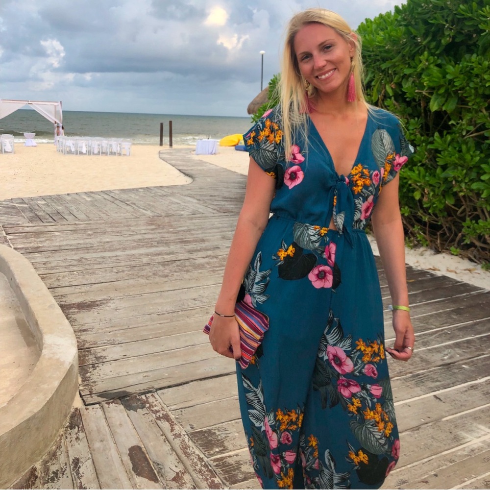 Tropical jumpsuit 🌴 🌺